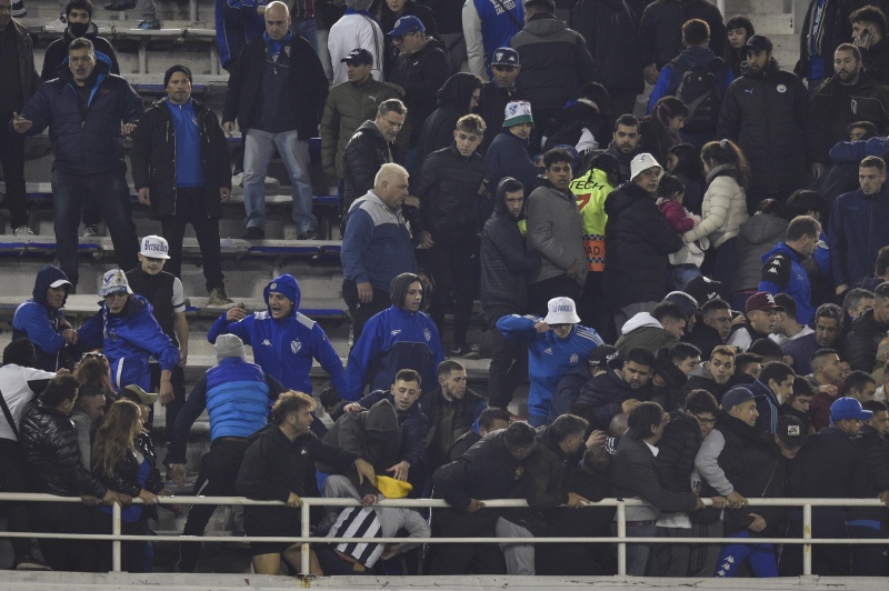 Se pudrió todo en la cancha de Vélez: había hinchas de Talleres infiltrados