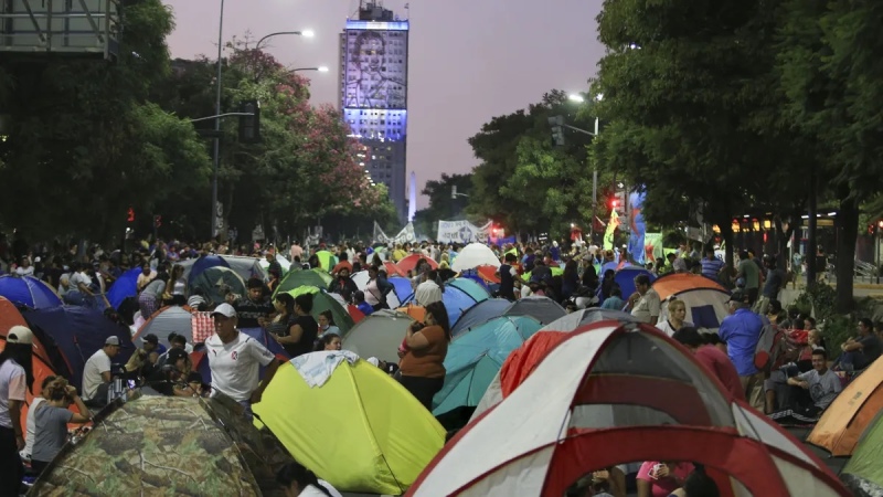 Acamparon los piqueteros: segundo día de protestas en Plaza de Mayo