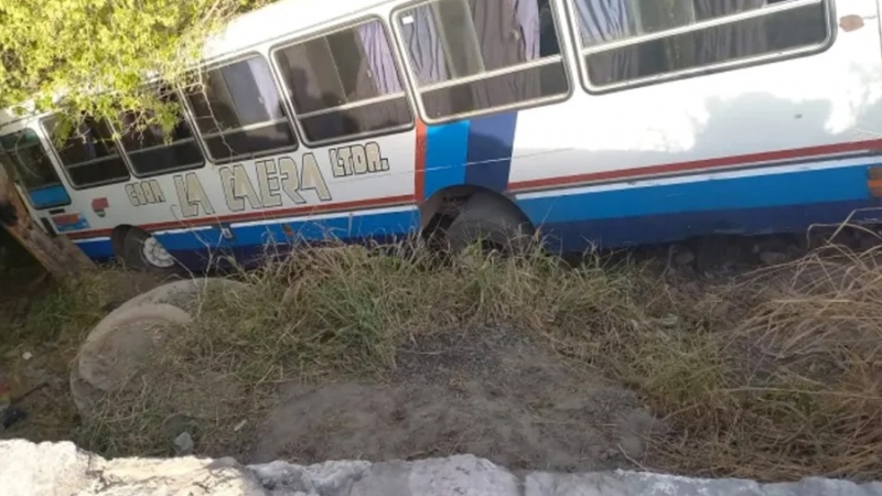 Un colectivo cayó a un barranco