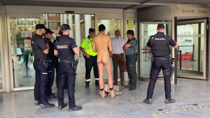 Fue desnudo a declarar