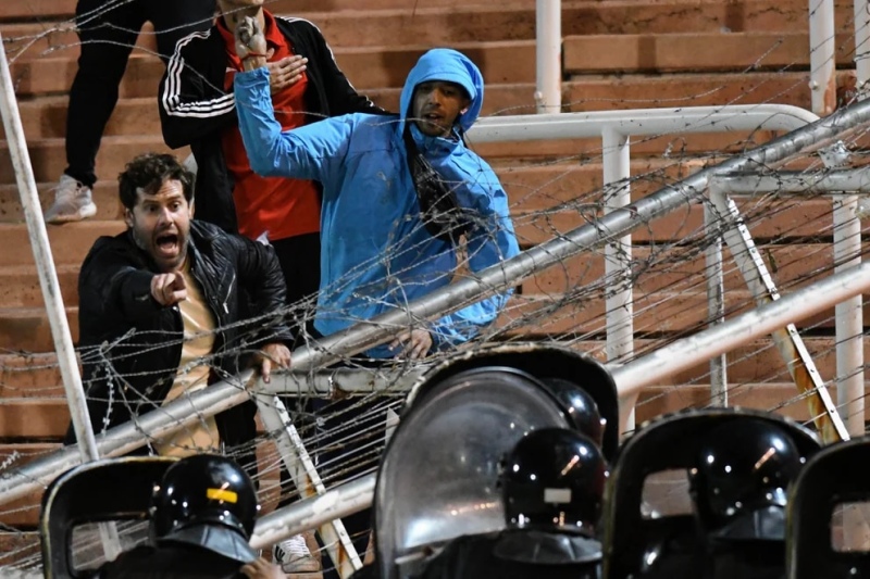 Incidentes con los hinchas de Quilmes frente a Boca: volaron piedras y butacas