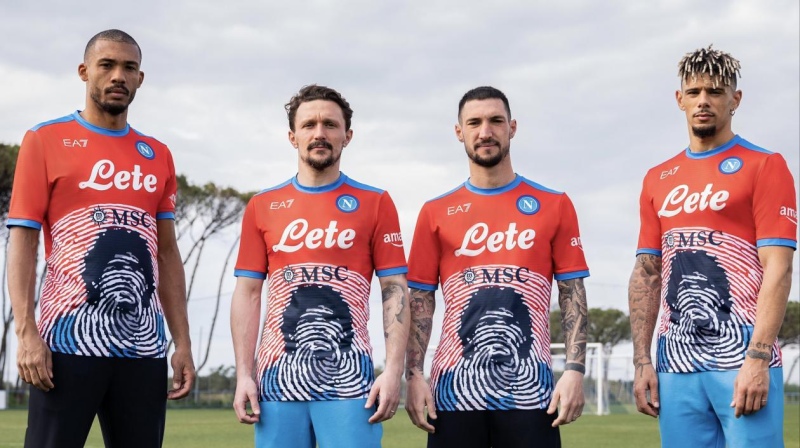 Camiseta de Napoli edición especial en homenaje a Diego Maradona