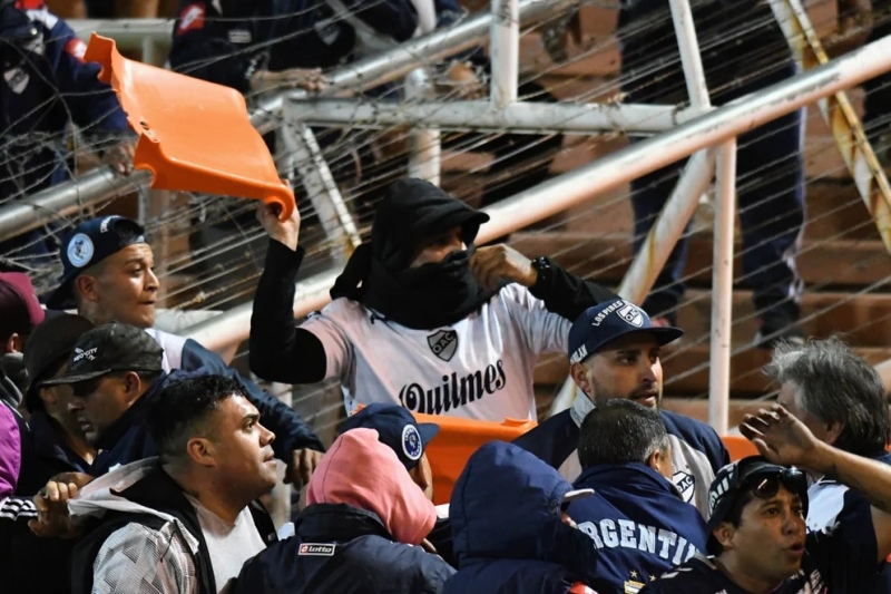 Incidentes con los hinchas de Quilmes frente a Boca: volaron piedras y butacas