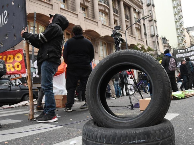 Sindicato Único de Trabajadores del Neumático de la Argentina (Sutna) reclama al Gobierno