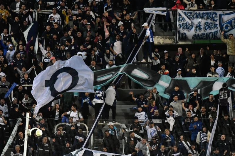 Incidentes con los hinchas de Quilmes frente a Boca: volaron piedras y butacas