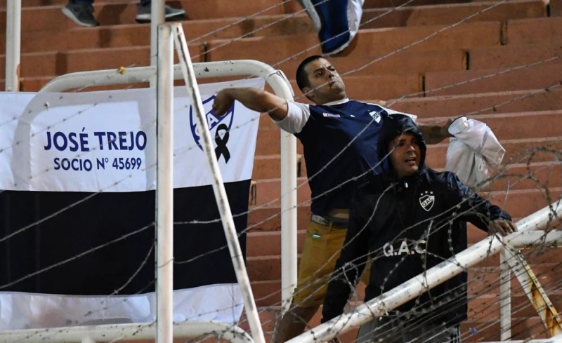 Incidentes con los hinchas de Quilmes frente a Boca: volaron piedras y butacas