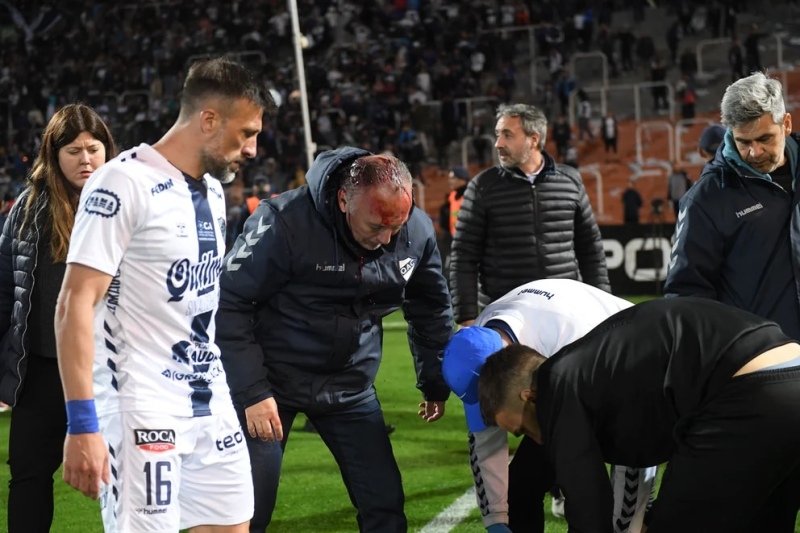 Incidentes con los hinchas de Quilmes frente a Boca: volaron piedras y butacas