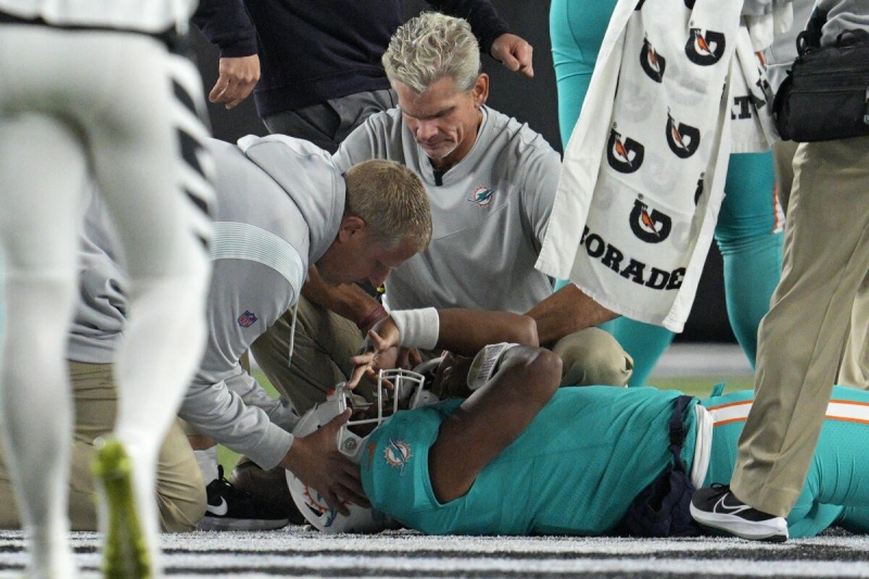 Escándalo en la NFL y preocupación por la salud de un jugador 