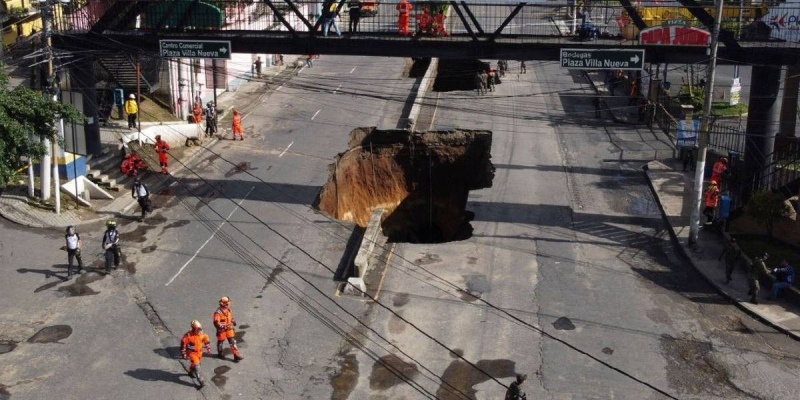 Se hundió una calle y se tragó varias personas