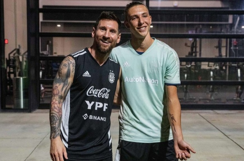 Se tatuó la firma de Messi