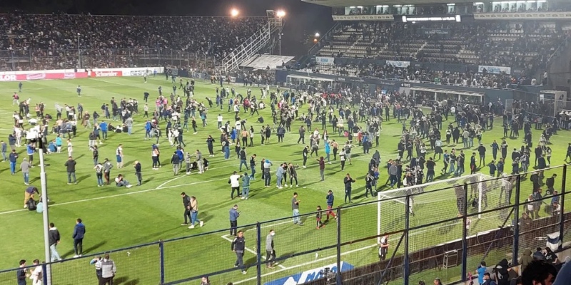 La remera de Gimnasia en la previa del partido contra Banfield: “Fue represión”