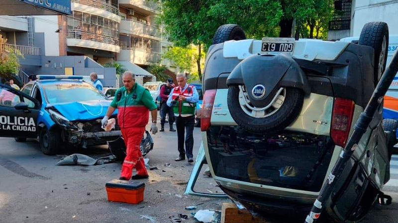 Choque entre un auto y un patrullero