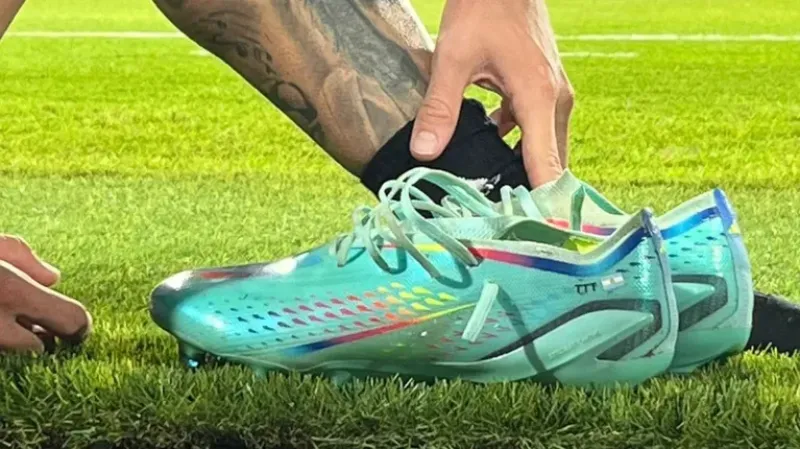 El detalle de Rodrigo De Paul en sus botines para Tini