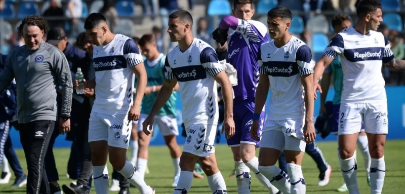 Clima picante en Gimnasia: los jugadores no cobran sus sueldos