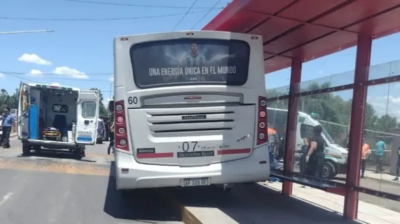 Perdió el control y atropelló a los pasajeros que esperaban en la parada