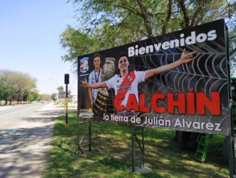 Vandalizaron el cartel de Julián Álvarez en Calchín