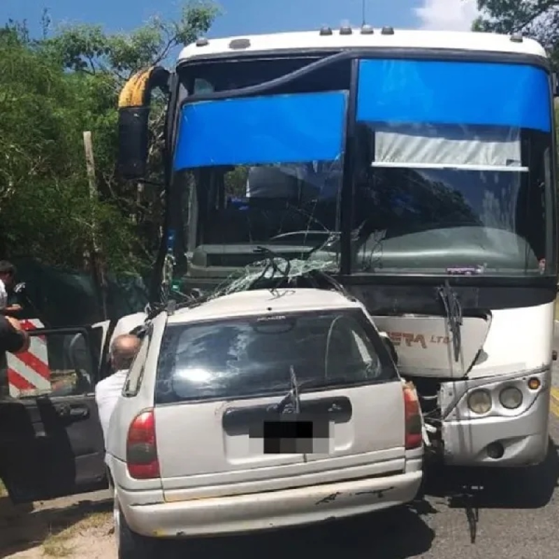 Córdoba: cuatro muertos y siete heridos tras el choque de un colectivo y un auto