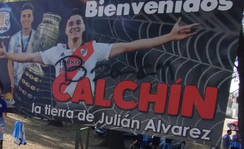 Vandalizaron el cartel de Julián Álvarez en Calchín