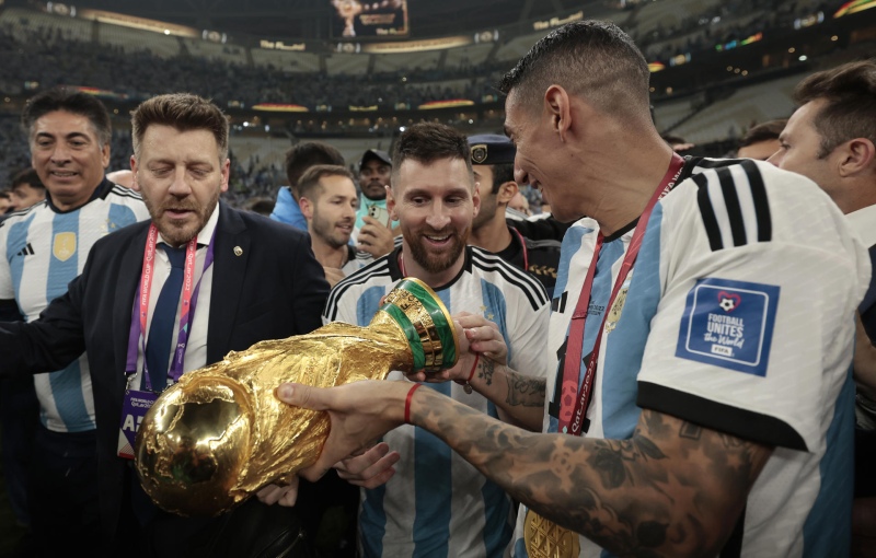 Increíble historia: Messi dio la vuelta con una copa del mundo ”trucha”