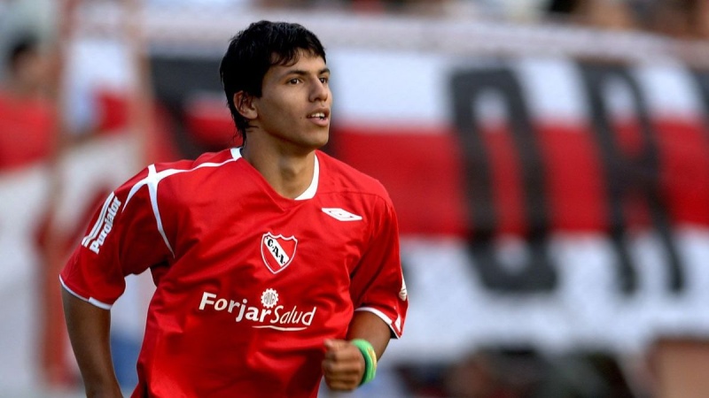 ¿Vuelve el Kun?: “Jugaría en Independiente“