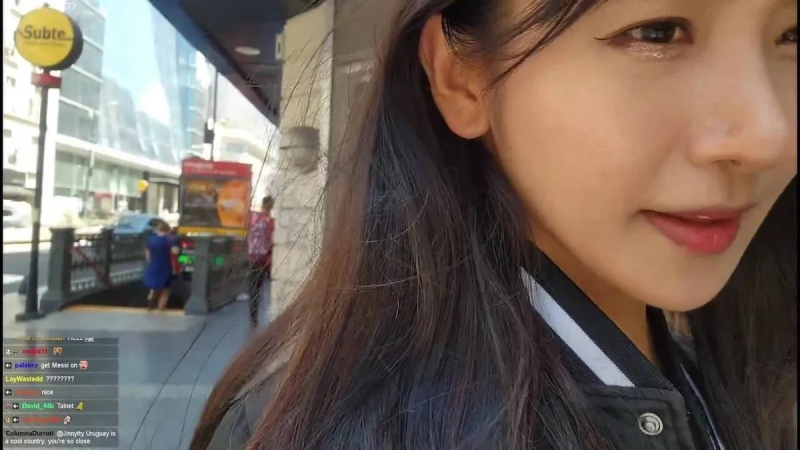 Le robaron el celular a una streamer coreana: estaba en vivo en plena Av. Corrientes