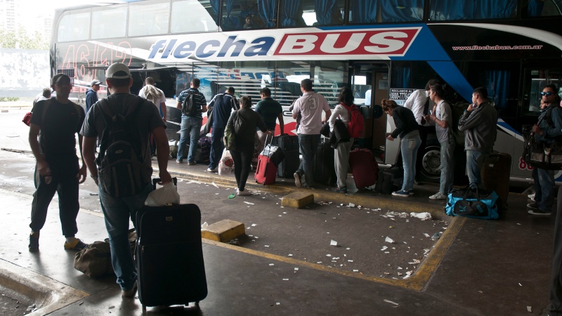 Denuncian a los ”roba valijas” a la salida de la Terminal de Retiro