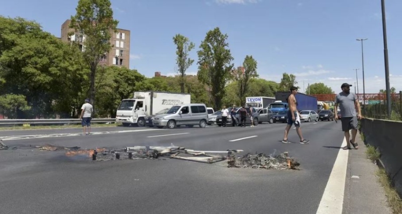 Dellepiane: incidentes entre policías y vecinos que cortaron la autopista por falta de luz