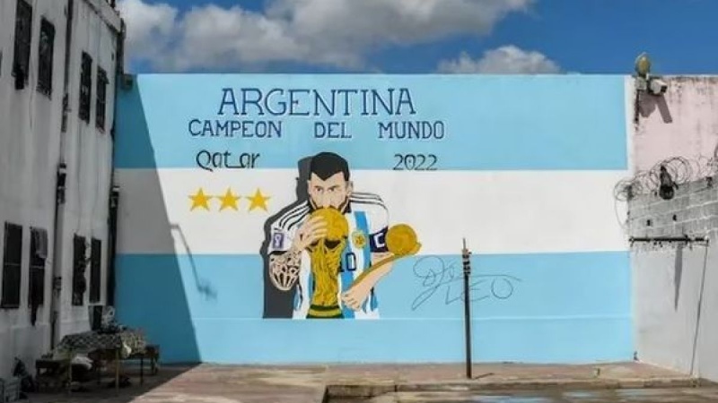 Dos presos pintaron un mural de Messi
