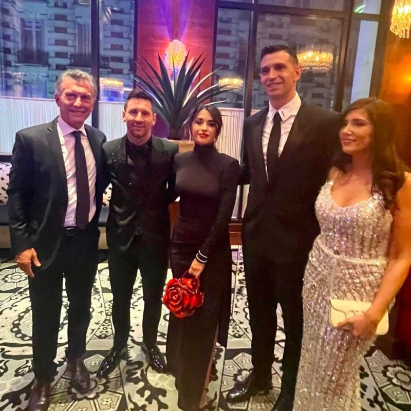 Macri junto a Messi y el Dibu en los premios The Best