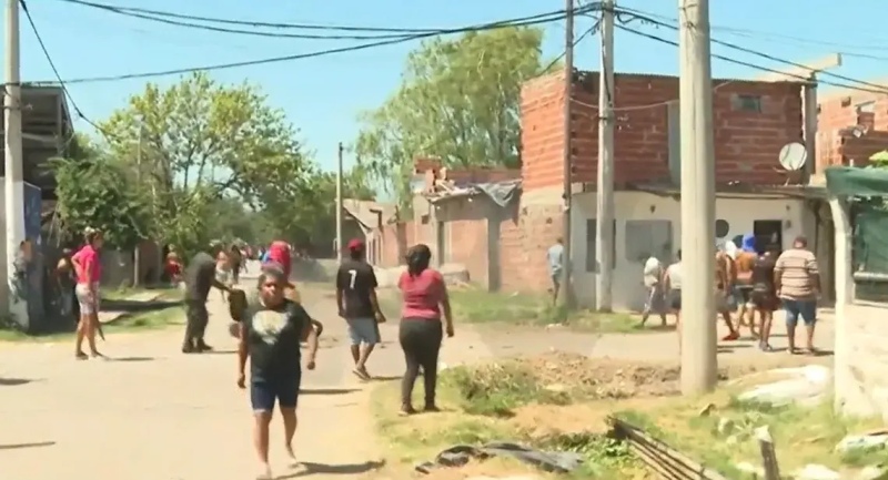 Tensión en Rosario: vecinos del nene asesinado en una balacera atacaron la casa de un presunto narco