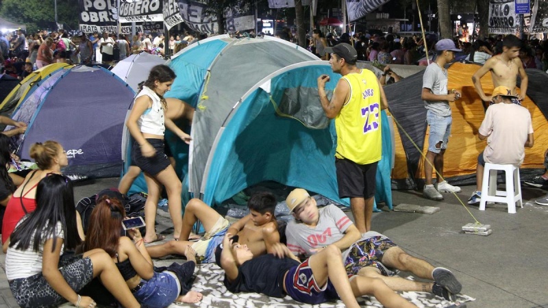 Corte en la Av. 9 de Julio: se mantiene el acampe de piqueteros