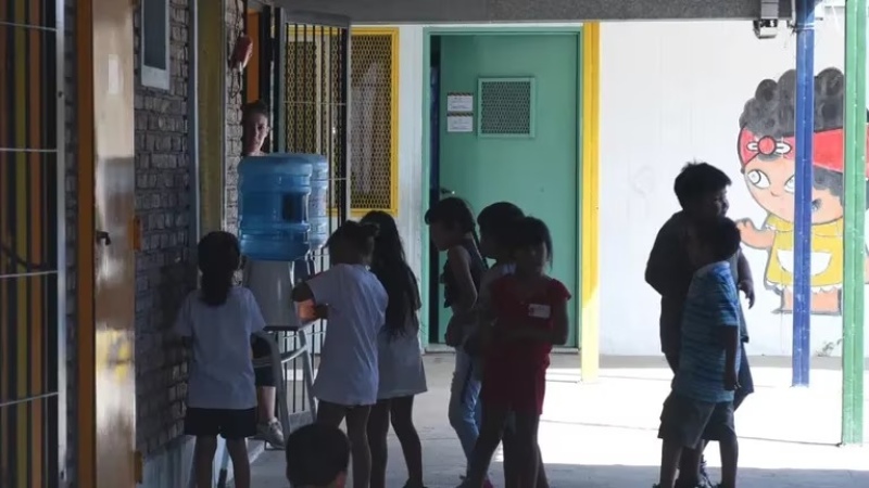 Ola de calor: escuelas piden que los alumnos vayan en malla y ojotas