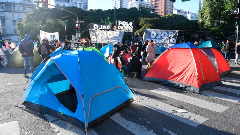 Piqueteros instalaron carpas y pasaron la noche en Plaza de Mayo