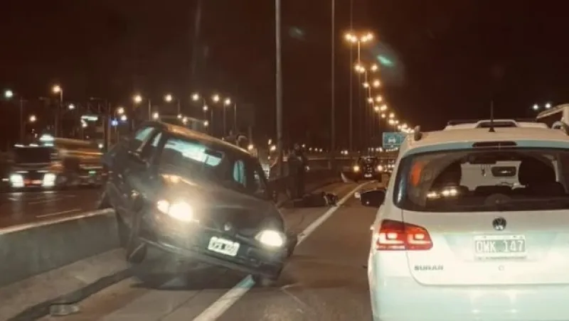 Fuerte choque entre un camión, un auto y una moto en Panamericana