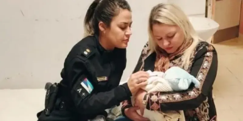 Salvaron a un bebé recién nacido abandonado en un tacho de basura