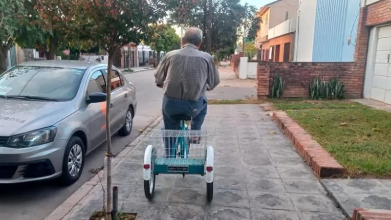 La felicidad del jubilado al que le robaron en Córdoba: le donaron una tricicleta