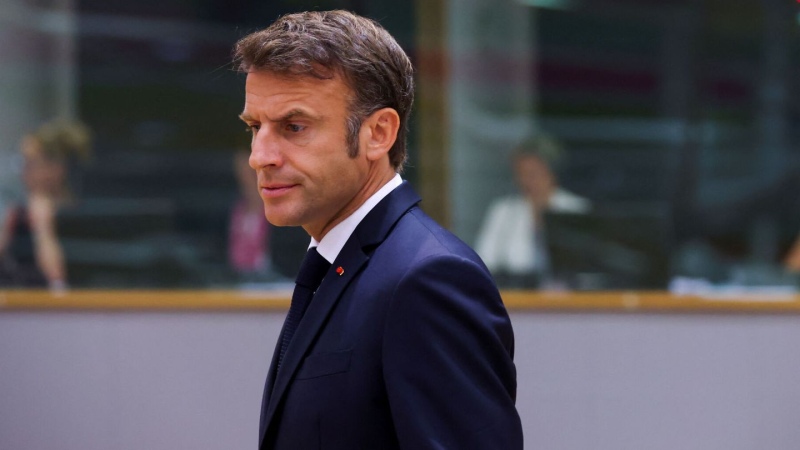Macron tuvo que abandonar una cumbre internacional en medio de la crisis