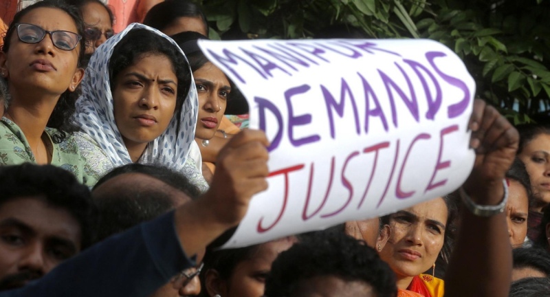 India: quemaron las casas de quienes obligaron a unas mujeres a caminar desnudas en Manipur