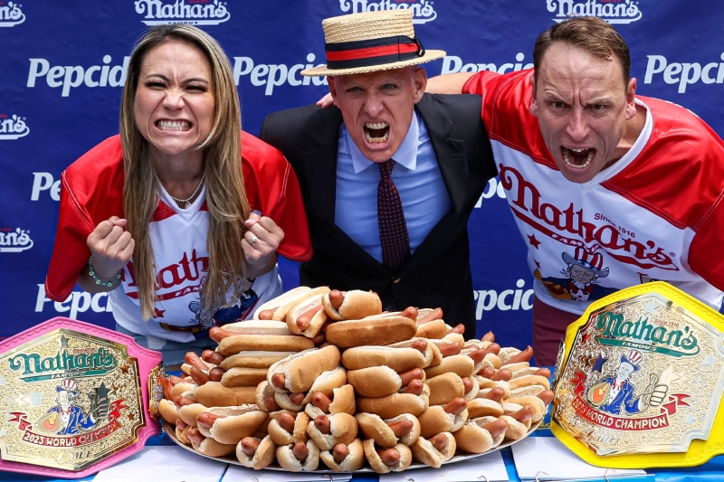 Tremenda competencia de comer Hot Dogs en EEUU: se devoró más de 60 panchos en 10 minutos