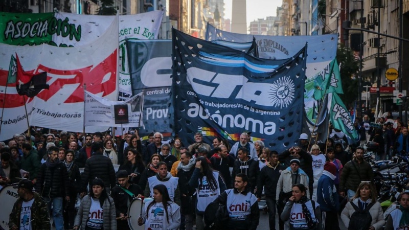 Organizaciones sociales marchan en el Obelisco en reclamo de un ”bono solidario y de emergencia”