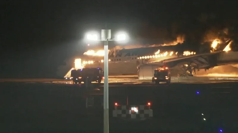 Un avión chocó contra una aeronave militar y se incendió en Tokio: hay cinco  desaparecidos