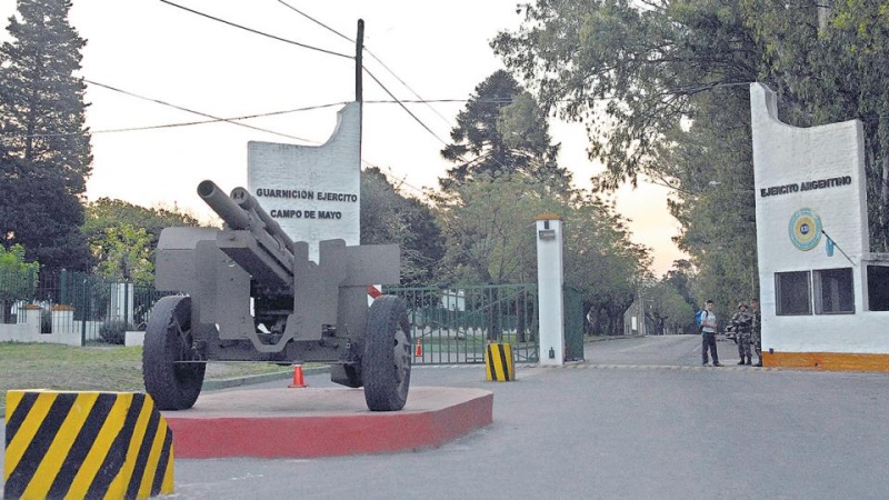 Robaron un camión de mudanzas con los muebles de seis militares a mano armada