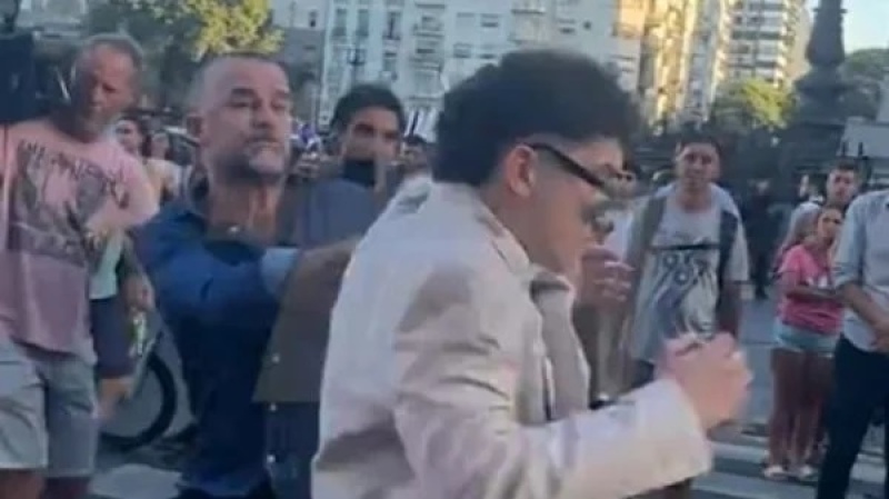 Le pegaron a un militante de Milei en la marcha contra la Ley Omnibus: Video