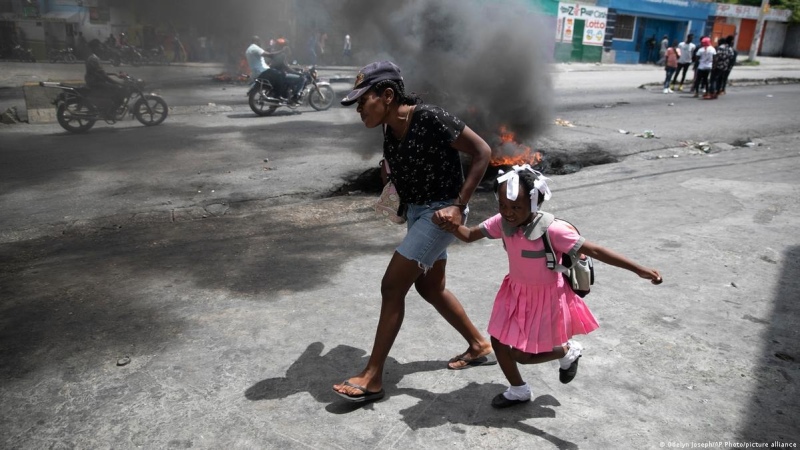 Violencia en Haití: Se van cientos de diplomáticos y EEUU evalúa enviar militares