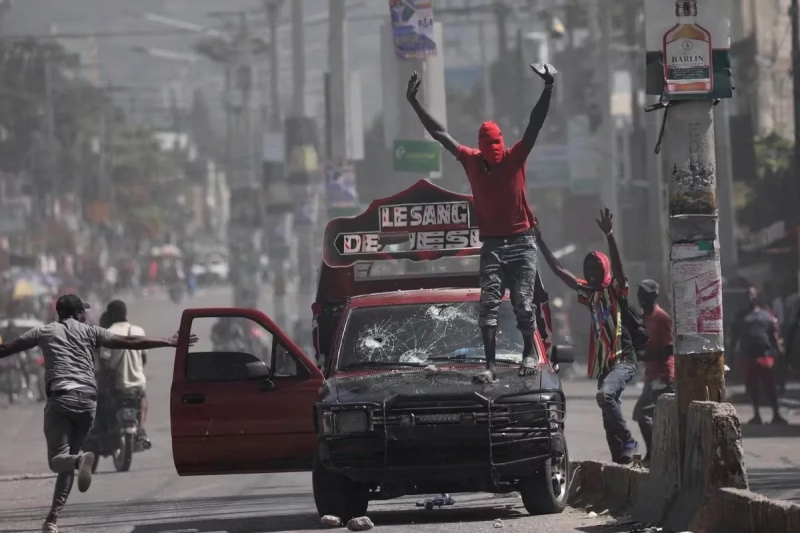 Haití: Decretan toque de queda después de la fuga de miles de presos