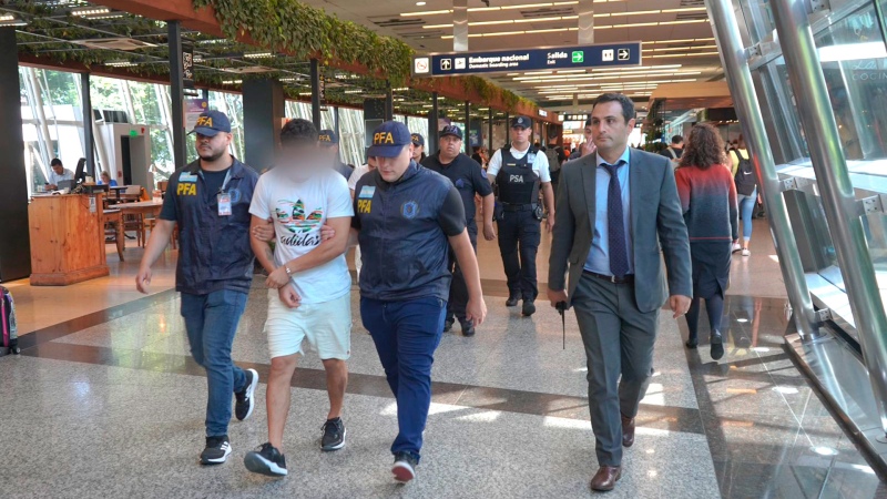 Expulsaron del país a los tres colombianos que robaron un departamento en Caballito