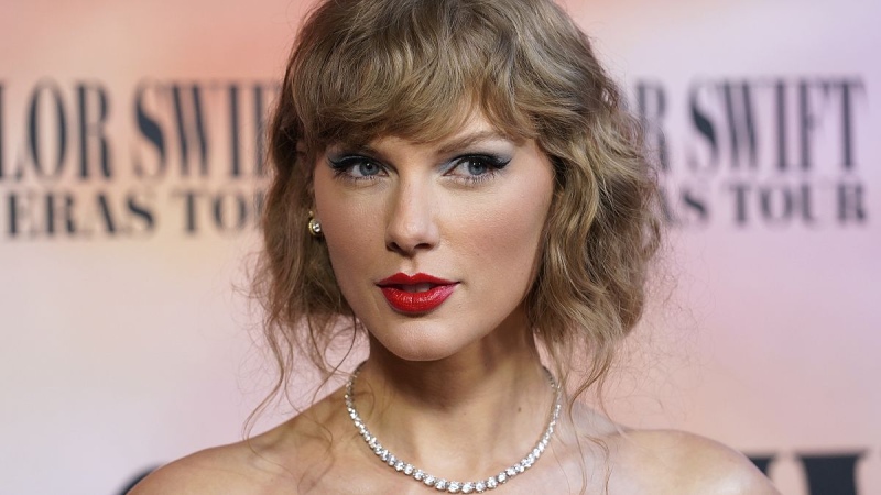 Taylor Swift arrasa con todo y domina los Billboard