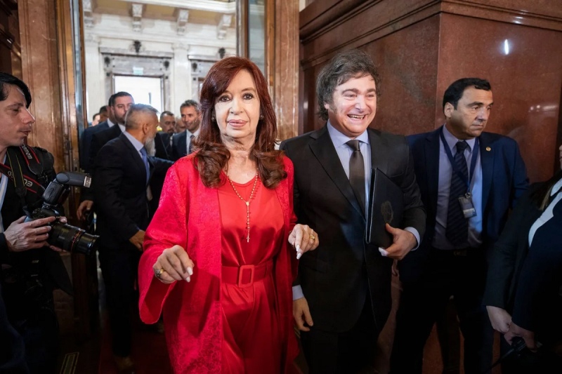 Cristina Kirchner contraataca el DNU de Milei: "Nos deja en bolas"