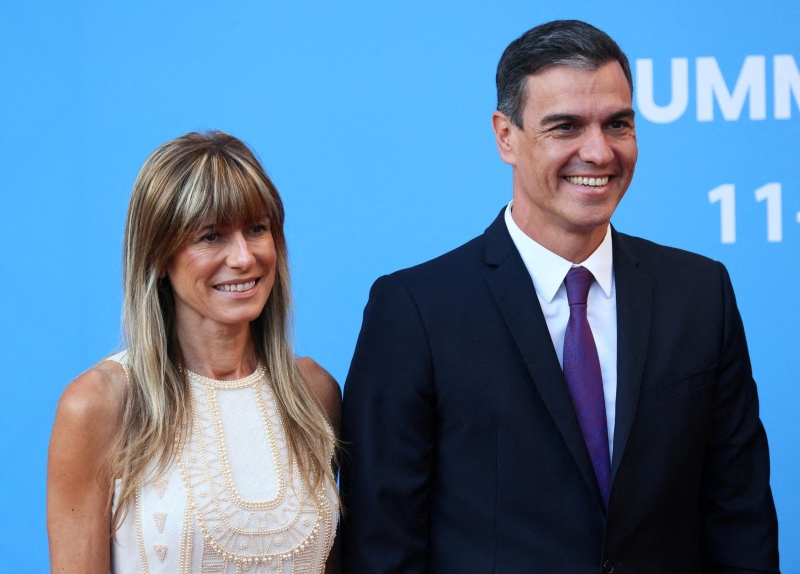 El presidente de España evalúa renunciar a su cargo tras un escándalo de corrupción con su esposa
