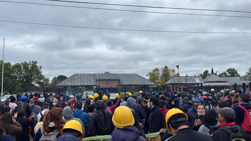 Manifestantes bloquearon la entrada del country donde vive Caputo